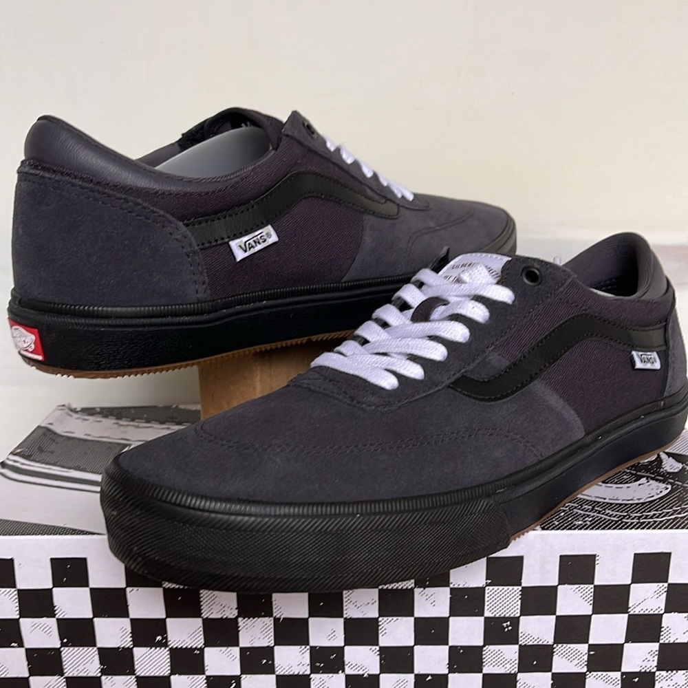 Vans Men’s Gilbert Crockett Dark Navy
VN0ASIFDNV
Sneakers - Picture 9 of 16